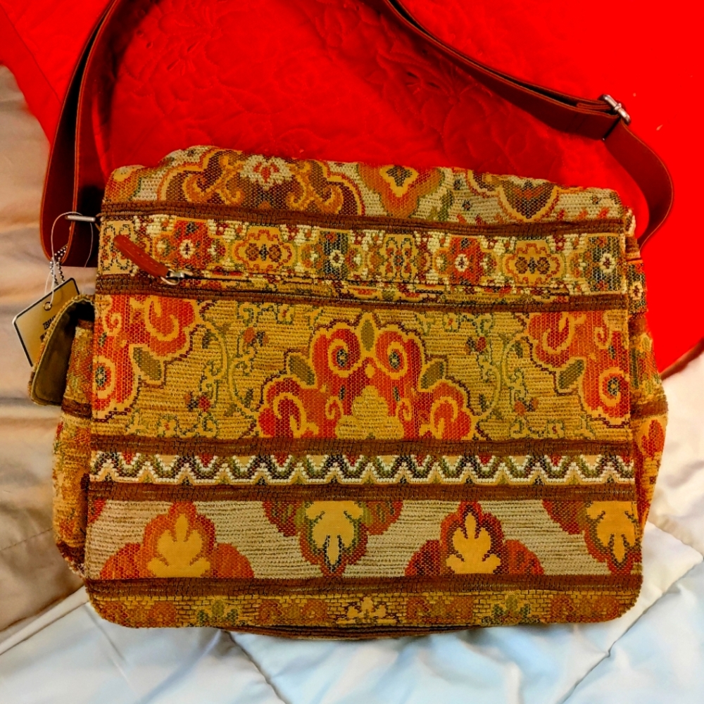 Genuine Fossil over the shoulder purse, multi compartments with lock & key!